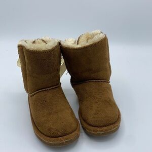 Adorable Apres toddler winter booties. Lace up back detail